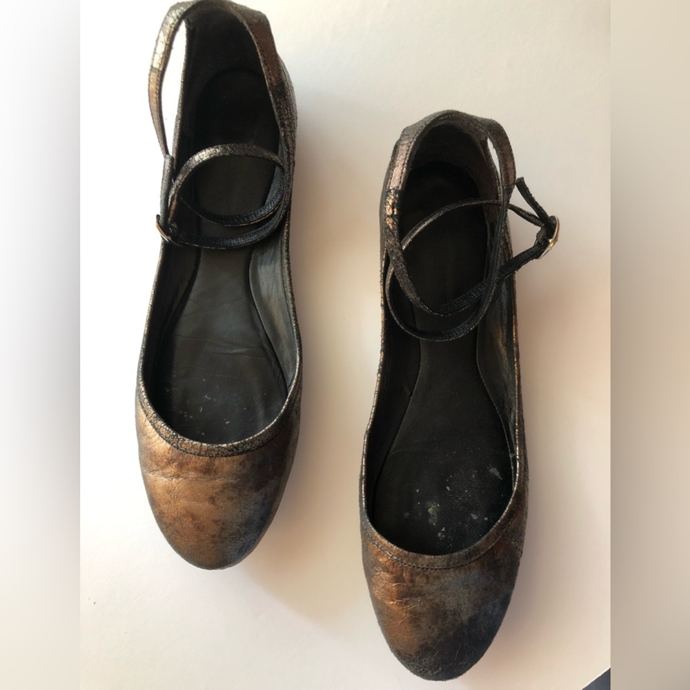DKNY Genuine Leather Metallic Flats Made In Italy Sz 7 EUC